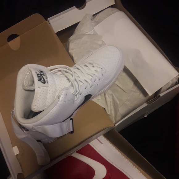 NEW WHITE BLACK NIKE AIR FORCE 1S - Picture 2 of 3